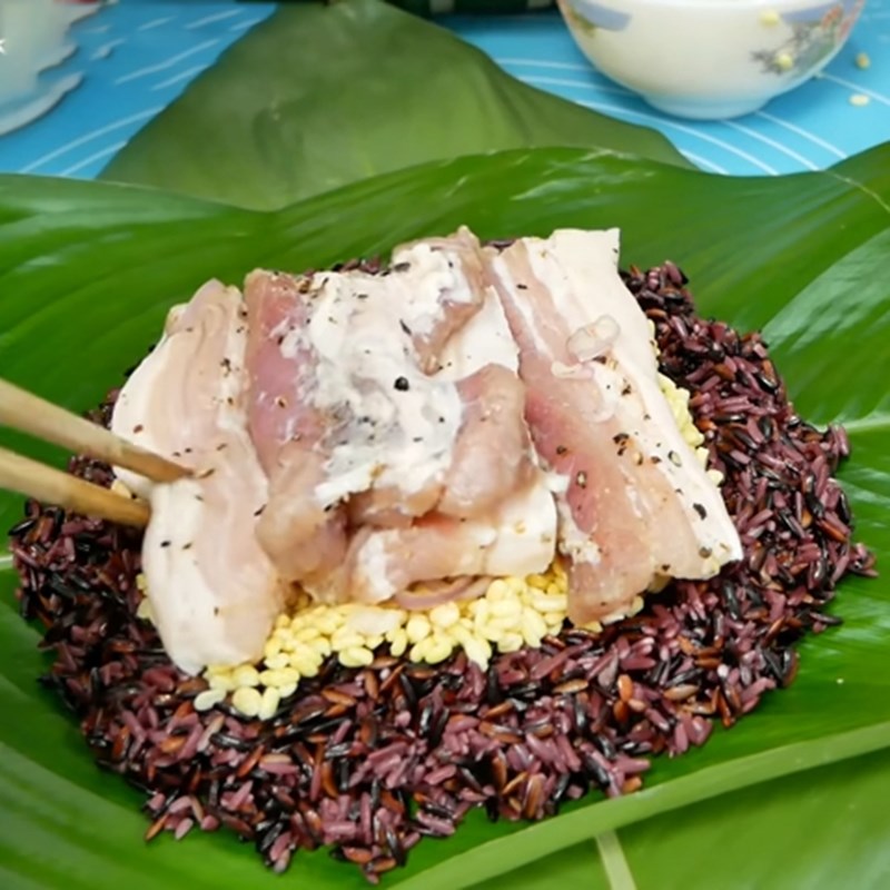 Bước 3 Cho nhân lên lá Bánh chưng nếp cẩm nhân thịt heo