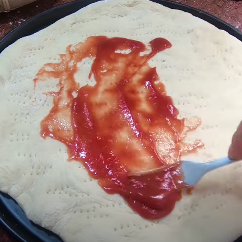 Bước 4 Cho nhân lên đế bánh Pizza hải sản phô mai
