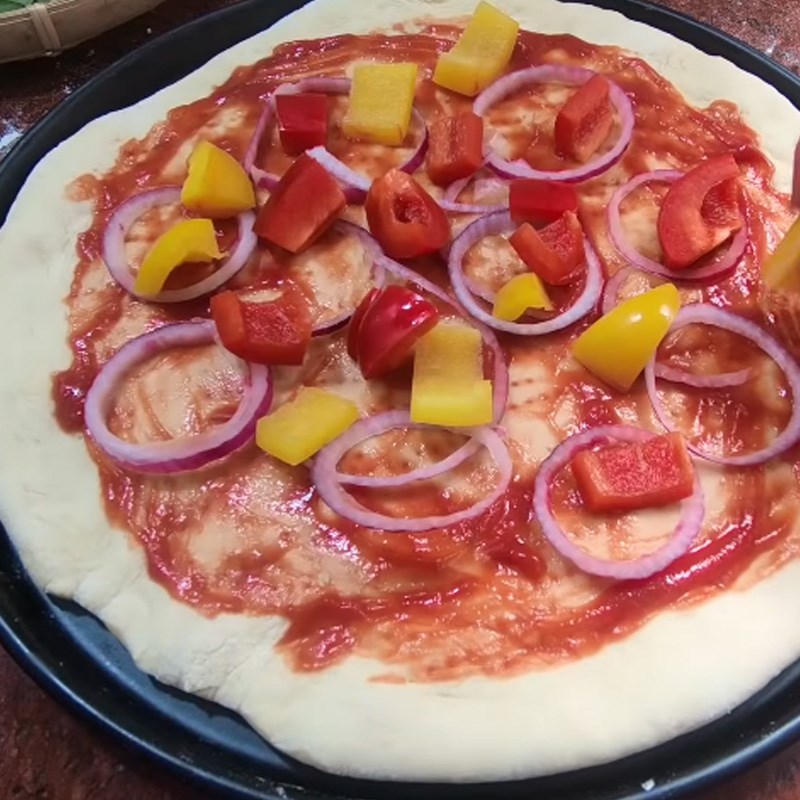 Bước 4 Cho nhân lên đế bánh Pizza hải sản phô mai