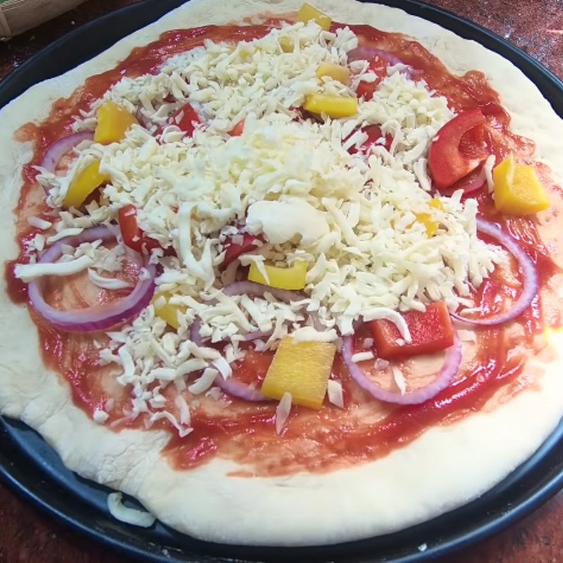 Bước 4 Cho nhân lên đế bánh Pizza hải sản phô mai