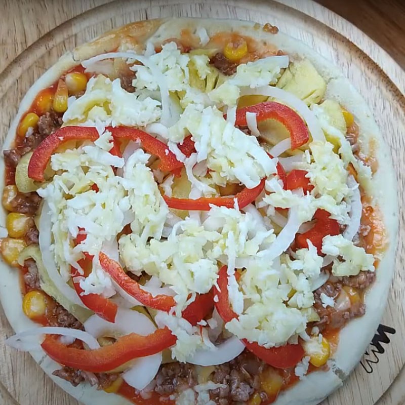Bước 3 Cho nhân lên đế bánh Pizza bò dứa