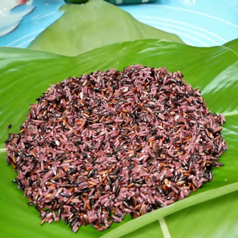 Bước 3 Cho nhân lên lá Bánh chưng nếp cẩm nhân thịt heo