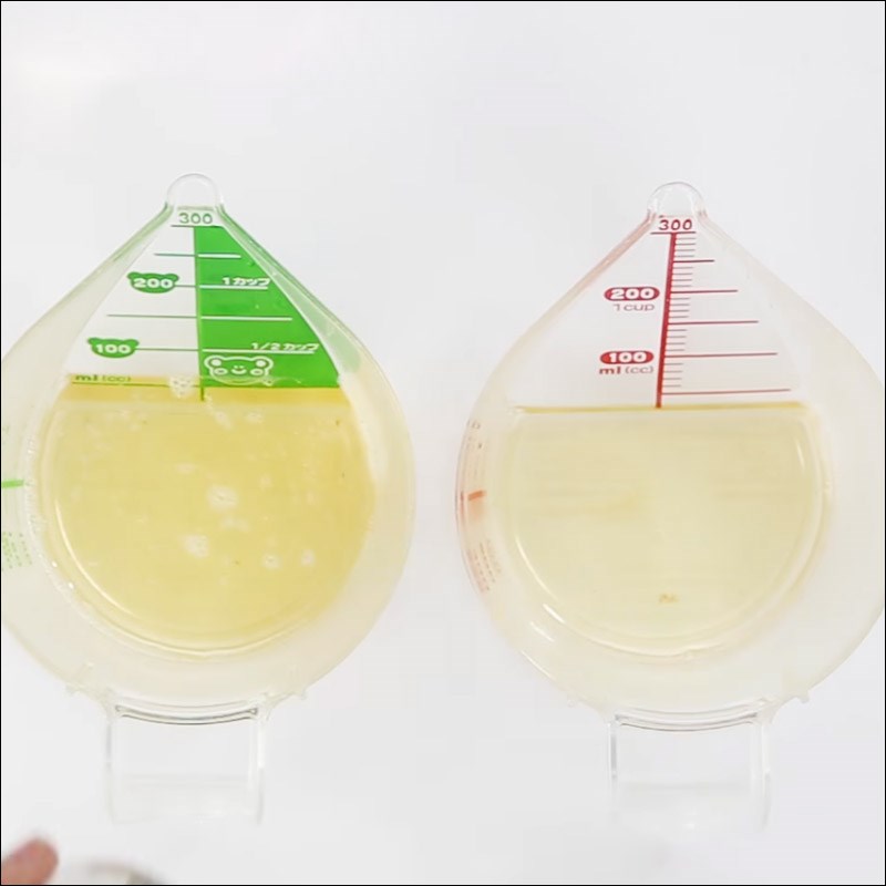 Bước 2 Cho nước cốt chanh và màu thực phẩm vào nước đường Kẹo dẻo giáng sinh bằng gelatin