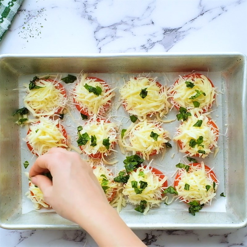 Bước 2 Cho phô mai lên Cà chua nướng phô mai