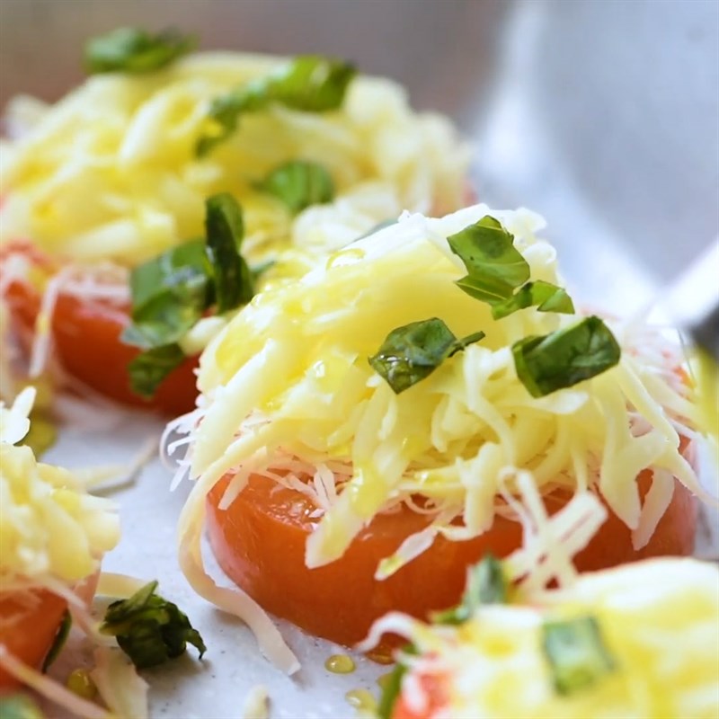 Bước 2 Cho phô mai lên Cà chua nướng phô mai