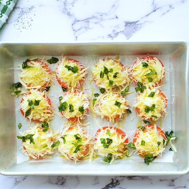 Bước 2 Cho phô mai lên Cà chua nướng phô mai