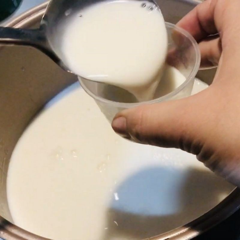 Bước 3 Cho vào khuôn và ủ Sữa chua dẻo bằng gelatin lá