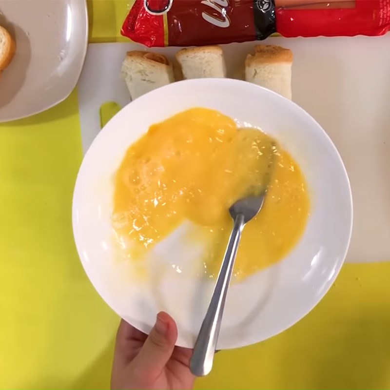 Bước 1 Chuẩn bị các nguyên liệu Sandwich cuộn xúc xích