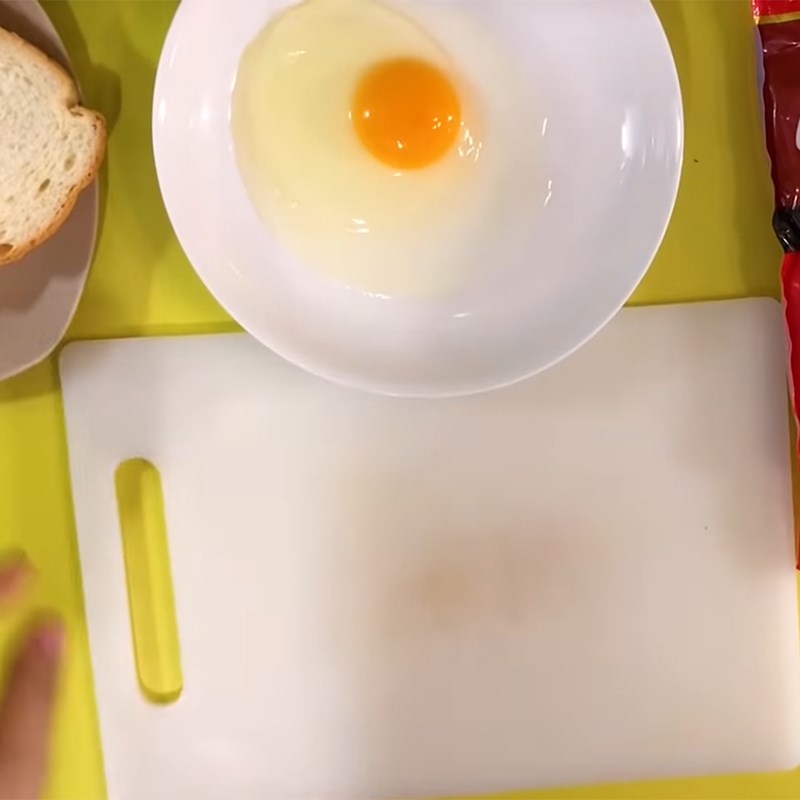 Bước 1 Chuẩn bị các nguyên liệu Sandwich cuộn xúc xích