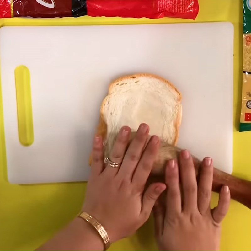 Bước 1 Chuẩn bị các nguyên liệu Sandwich cuộn xúc xích