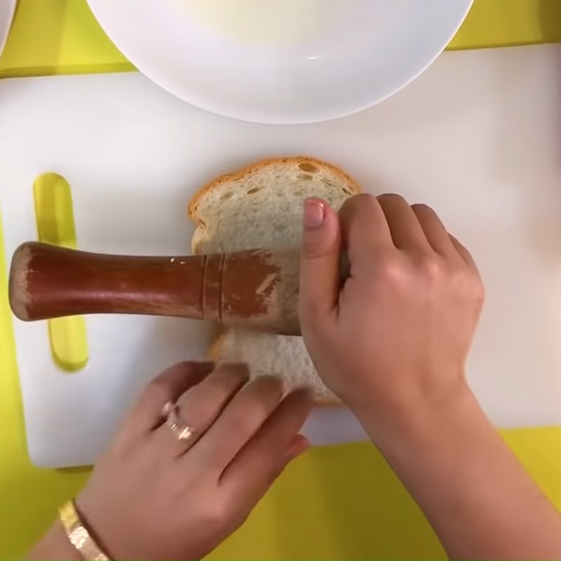 Bước 1 Chuẩn bị các nguyên liệu Sandwich cuộn xúc xích