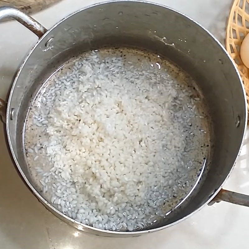 Bước 1 Chuẩn bị gạo và nấu cháo Cháo thịt băm trứng gà