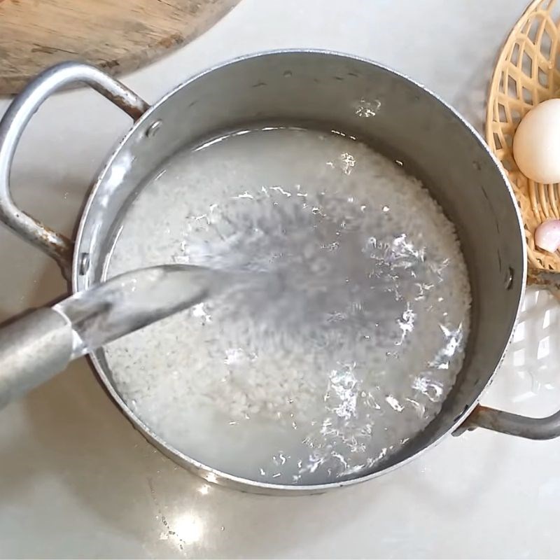 Bước 1 Chuẩn bị gạo và nấu cháo Cháo thịt băm trứng gà
