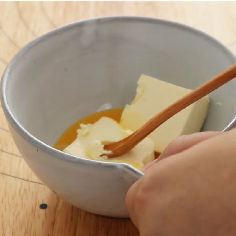 Bước 5 Chuẩn bị khuôn bánh, đánh kem phô mai Bánh mì mini nhân dâu tây