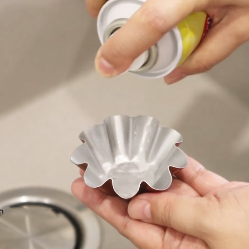 Bước 5 Chuẩn bị khuôn bánh, đánh kem phô mai Bánh mì mini nhân dâu tây