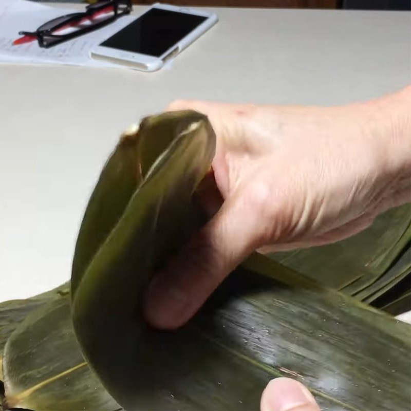 Bước 2 Chuẩn bị lá tre Bánh ú bá trạng thuyền rồng
