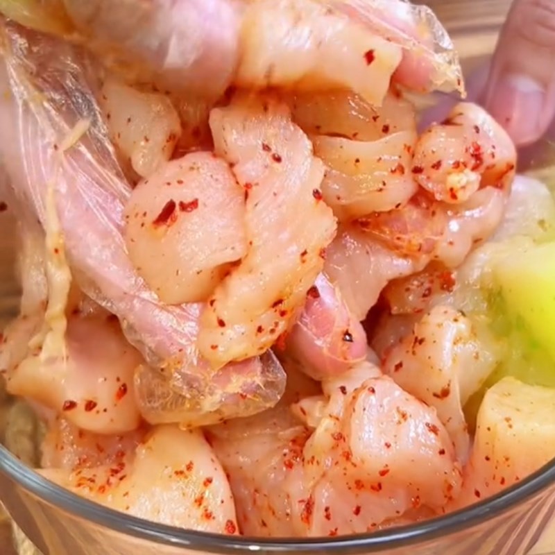 Bước 1 Chuẩn bị nguyên liệu Gà chiên sốt bơ tỏi (Công thức được chia sẻ từ Tiktok Cách Nấu Ngon cùng Cách Nấu Ngon)