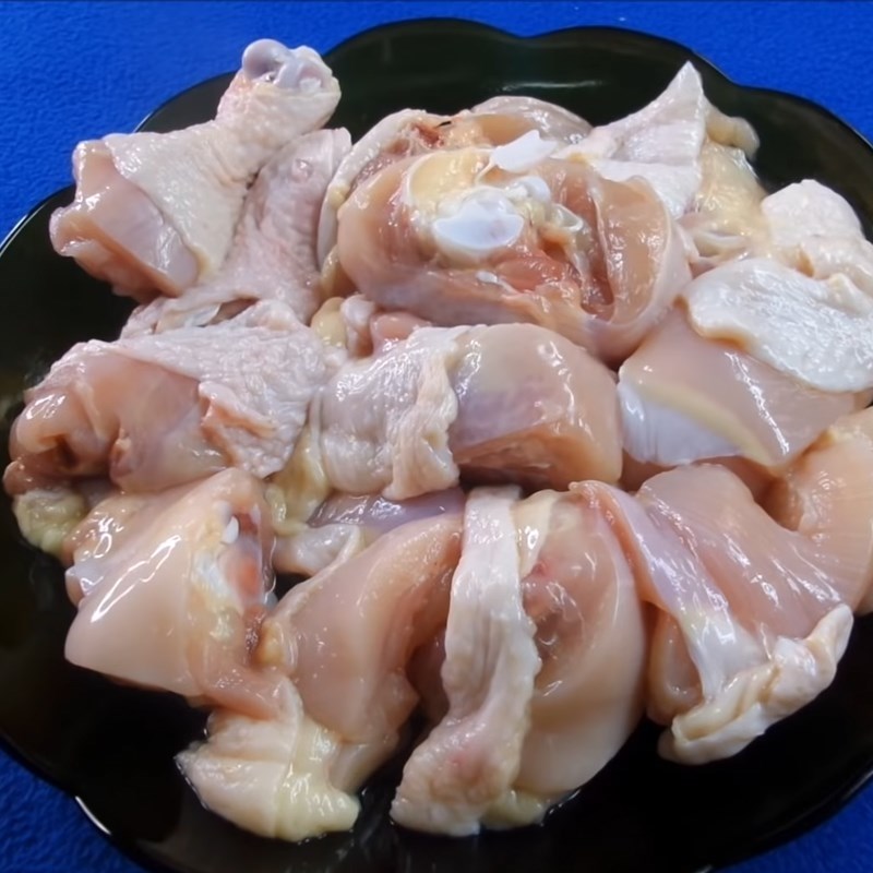 Bước 1 Chuẩn bị nguyên liệu Gà nấu cá mòi (Công thức được chia sẻ từ Tiktok vào bếp cùng Cách Nấu Ngon)