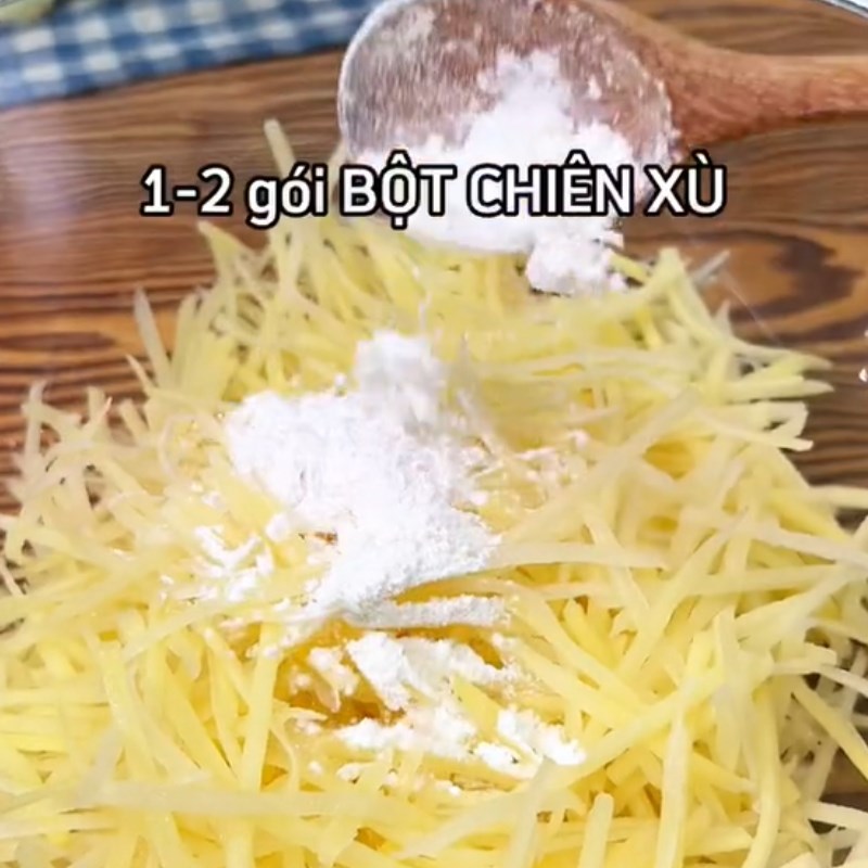 Bước 1 Chuẩn bị nguyên liệu Khoai tây sợi chiên sốt cay (Công thức được chia sẻ từ Tiktok vào bếp cùng Cách Nấu Ngon)