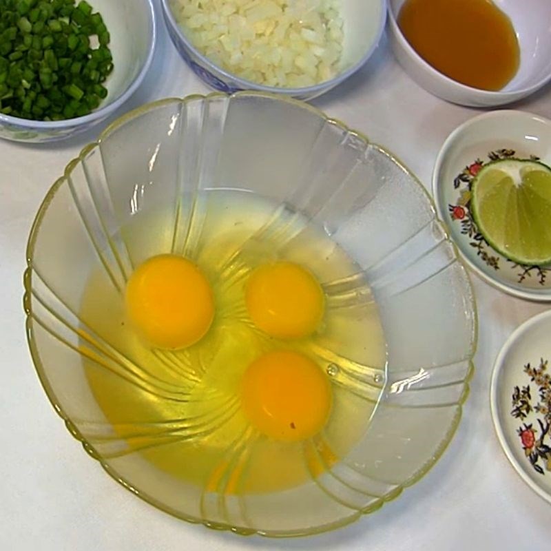Bước 1 Sơ chế nguyên liệu Trứng cuộn cà rốt hình trái tim