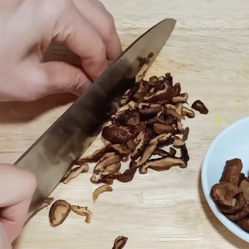 Bước 2 Chuẩn bị nhân bánh xèo Bánh xèo miền Bắc với nấm hương