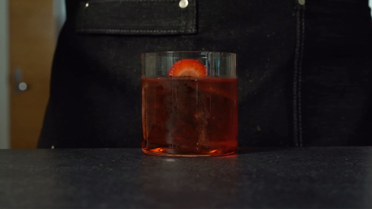 Cocktail dâu tây Negroni