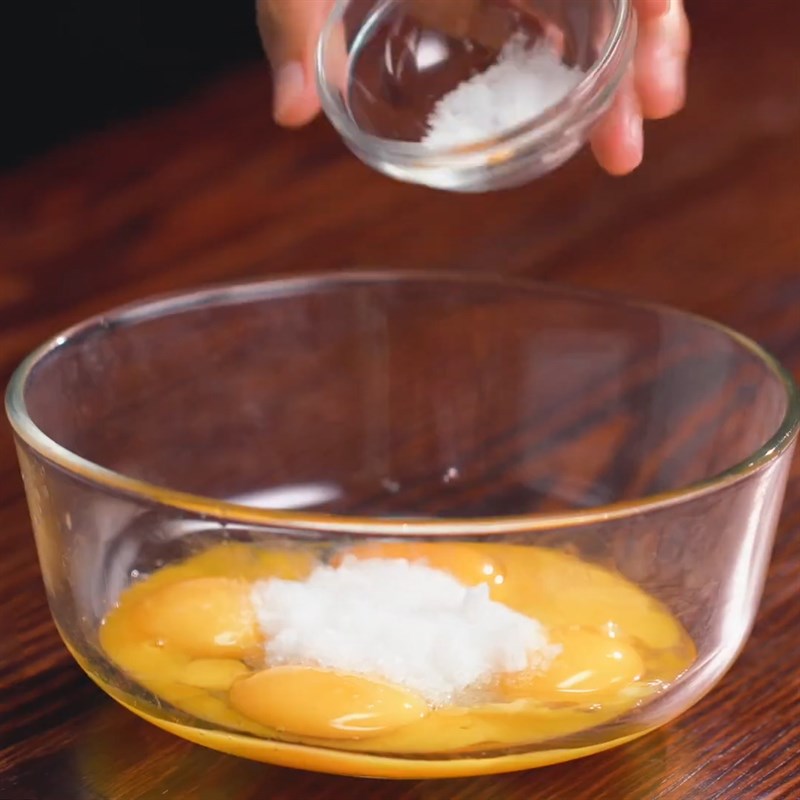 Bước 1 Đánh trứng Cream brulee