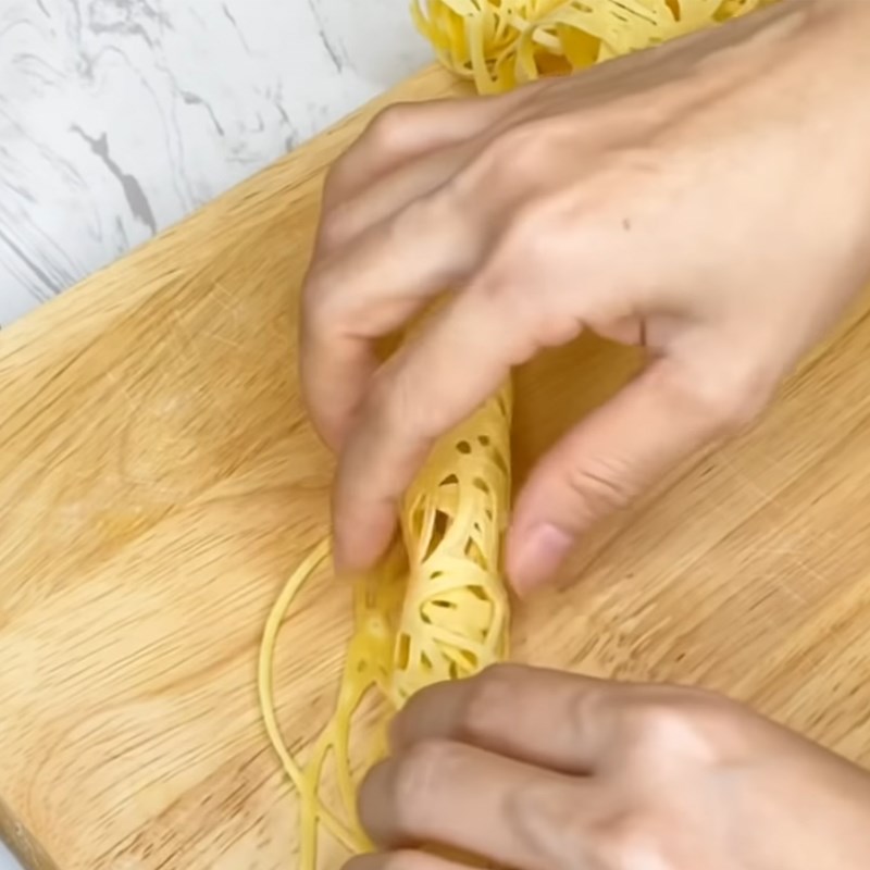 Bước 3 Cuộn bánh Bánh trứng cuộn bằng nồi chiên không dầu