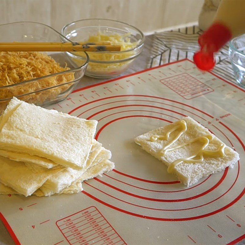 Bước 3 Cuộn bánh Sandwich cuộn chà bông