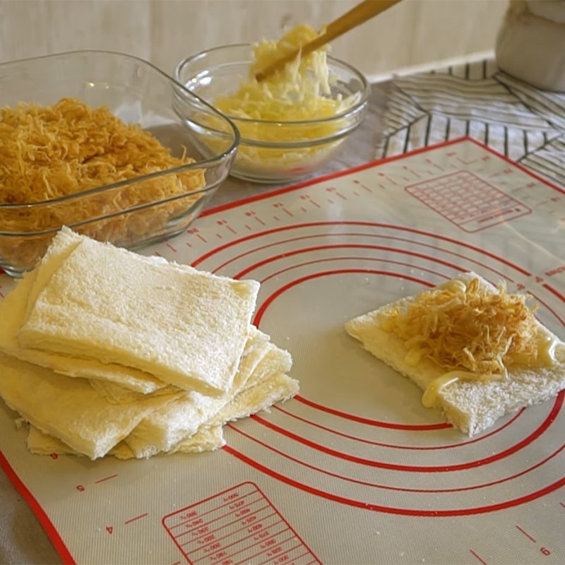 Bước 3 Cuộn bánh Sandwich cuộn chà bông
