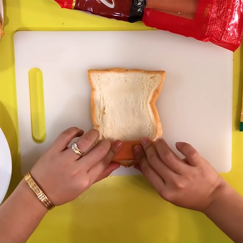Bước 2 Cuộn bánh Sandwich cuộn xúc xích