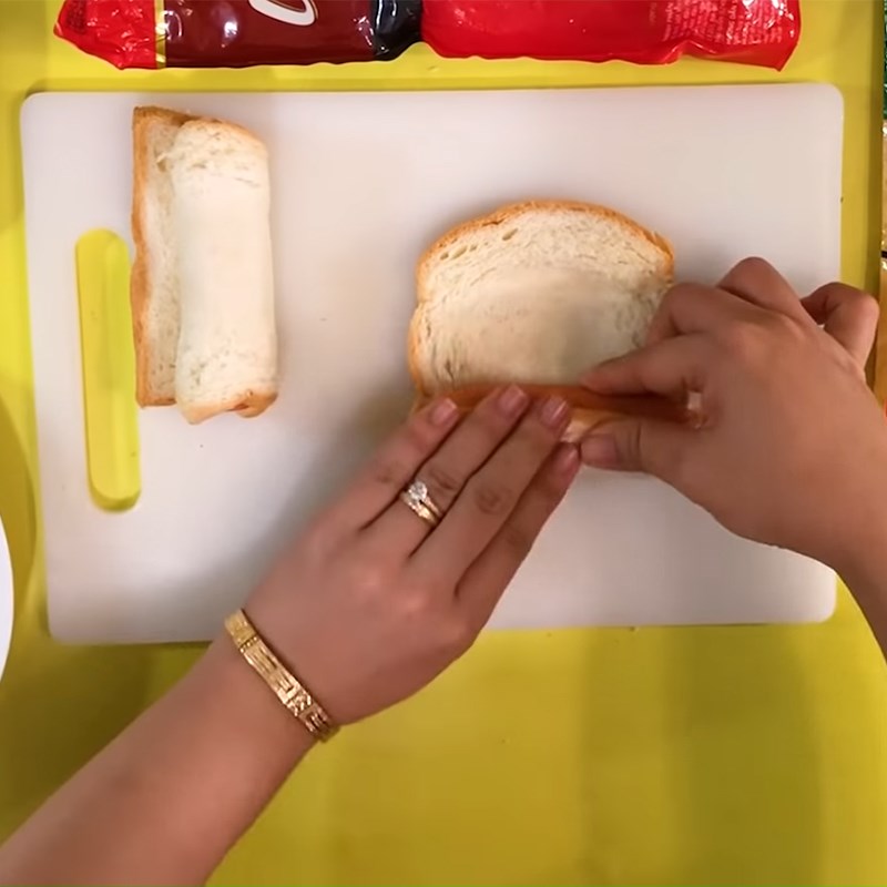 Bước 2 Cuộn bánh Sandwich cuộn xúc xích