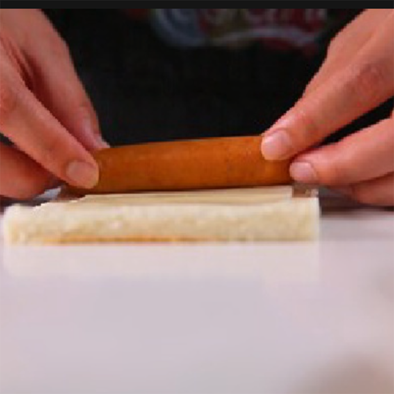 Bước 2 Cuốn bánh mì bánh mì cuộn xúc xích phô mai