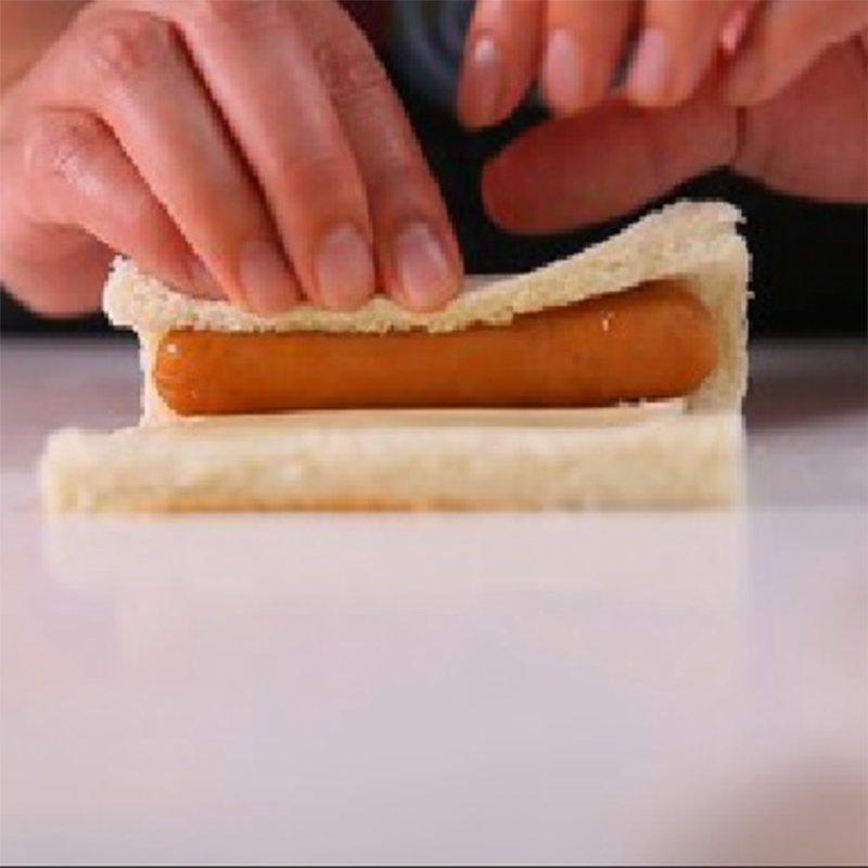 Bước 2 Cuốn bánh mì bánh mì cuộn xúc xích phô mai