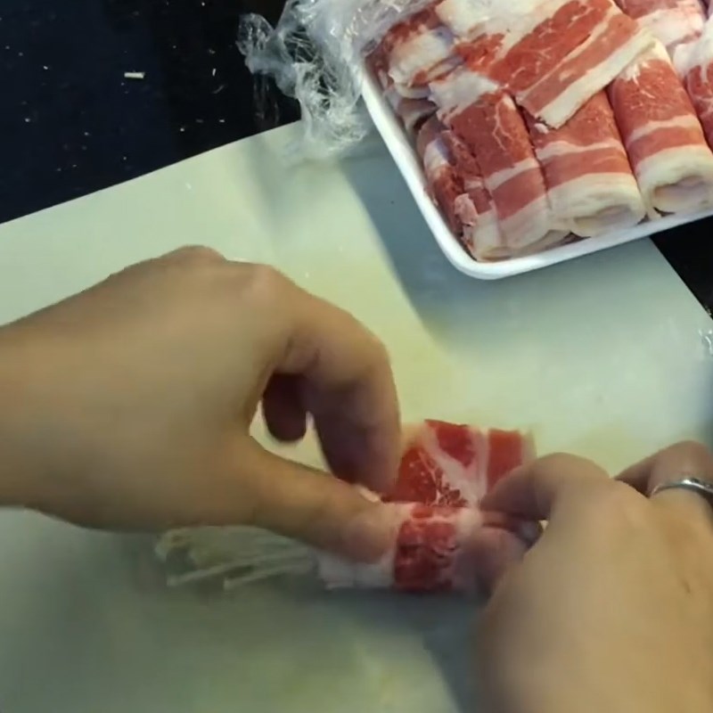 Bước 2 Cuốn bò Bò cuộn nấm kim châm bằng nồi chiên không dầu