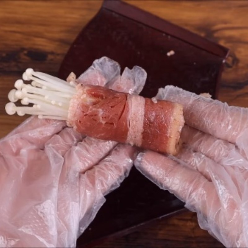 Bước 3 Cuốn bò Ba chỉ bò cuộn nấm kim châm nướng
