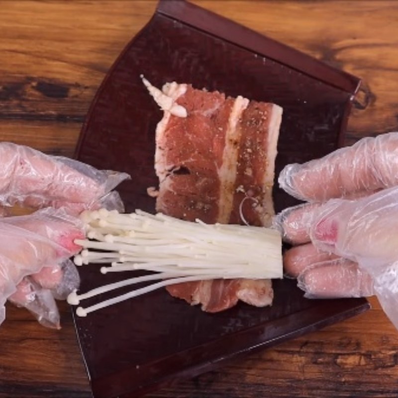 Bước 3 Cuốn bò Ba chỉ bò cuộn nấm kim châm nướng