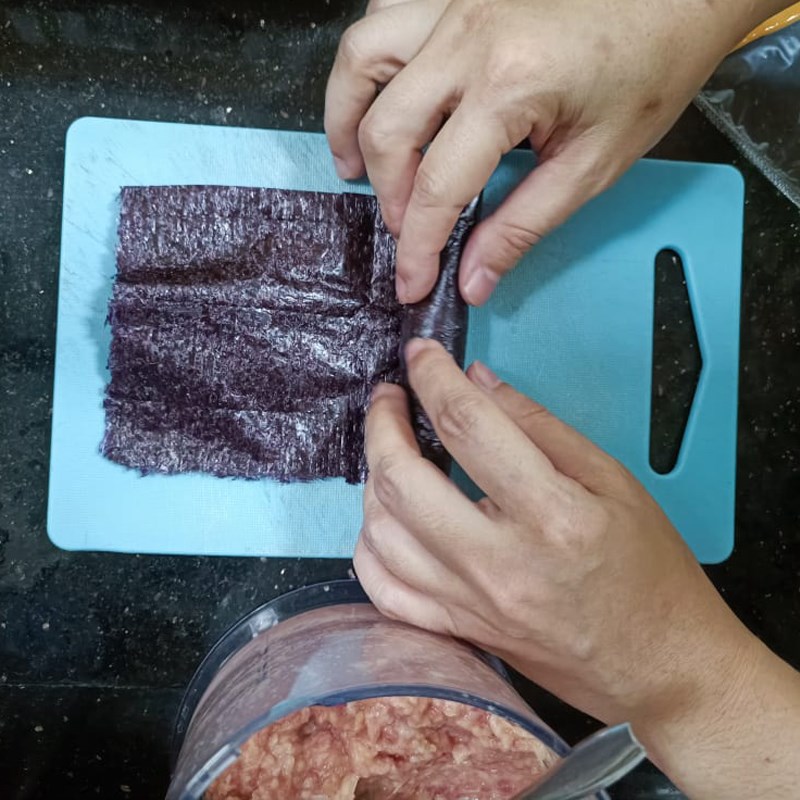 Bước 2 Cuộn chả Chả thịt heo cuộn rong biển (Công thức được chia sẻ từ người dùng)