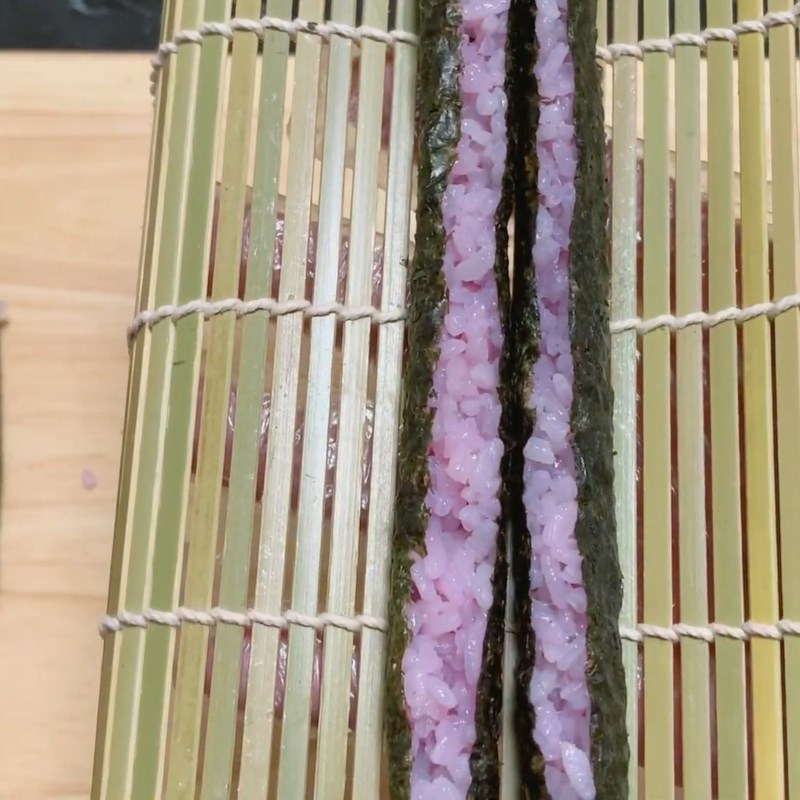 Bước 4 Cuộn cơm và tạo hình hoa anh đào Sushi xúc xích hình hoa đào
