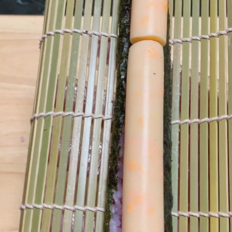 Bước 4 Cuộn cơm và tạo hình hoa anh đào Sushi xúc xích hình hoa đào