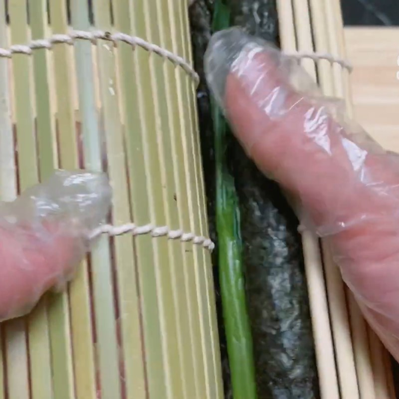 Bước 4 Cuộn cơm và tạo hình hoa anh đào Sushi xúc xích hình hoa đào