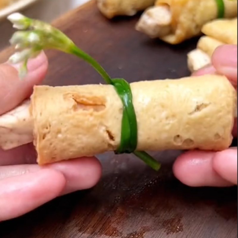 Bước 3 Cuộn đậu hũ với khoai môn Đậu hũ cuộn khoai môn rim