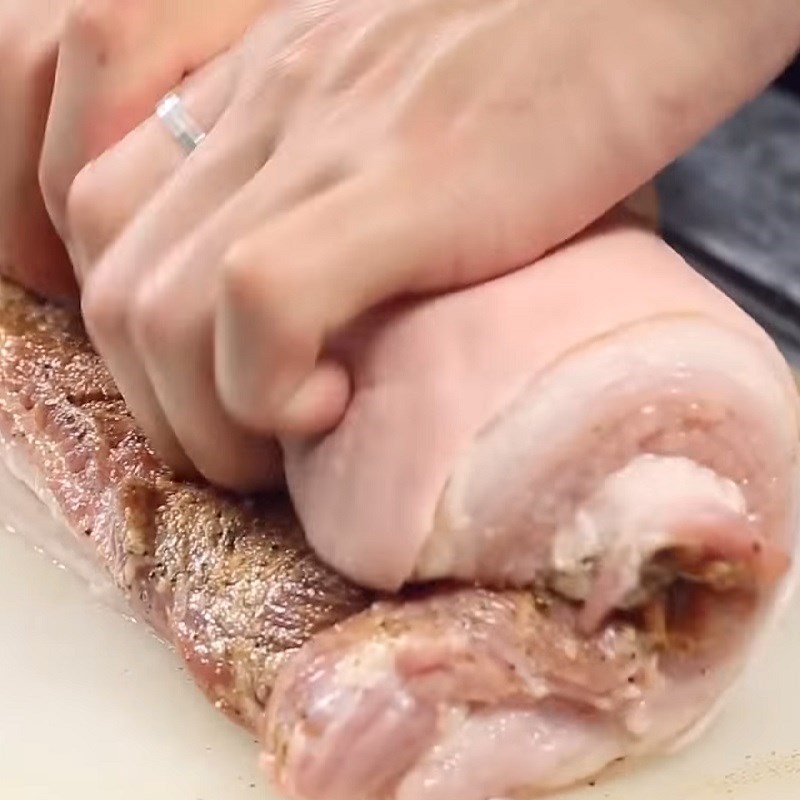 Bước 3 Cuộn thịt Thịt ba chỉ cuộn bì chiên giòn