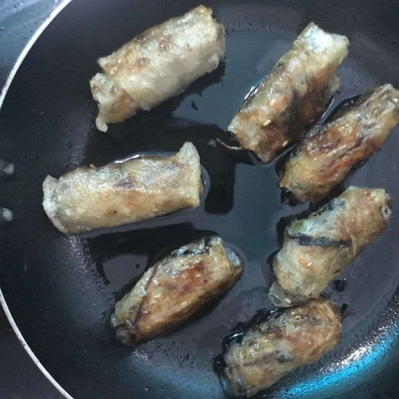 Bước 3 Cuốn và chiên chả giò Chả giò thịt heo khoai lang tím