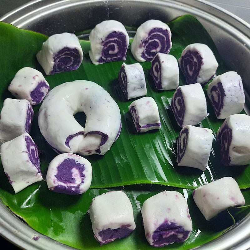 Bước 3 Cuộn và hấp bánh Bánh khoai lang tím cuộn bằng bột nếp