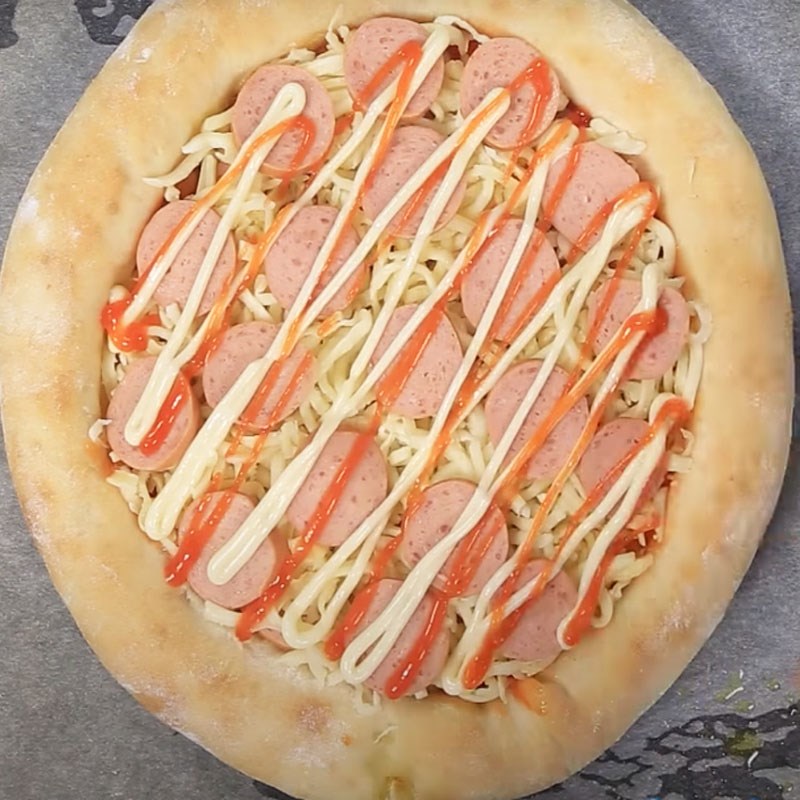 Bước 4 Đặt nhân lên bánh Pizza xúc xích viền phô mai