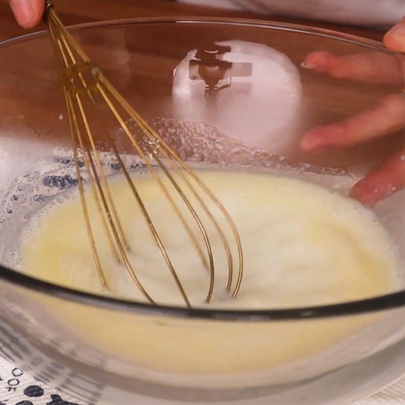 Bước 1 Đánh bơ sữa Bánh crepe ngàn lớp hoa hồng