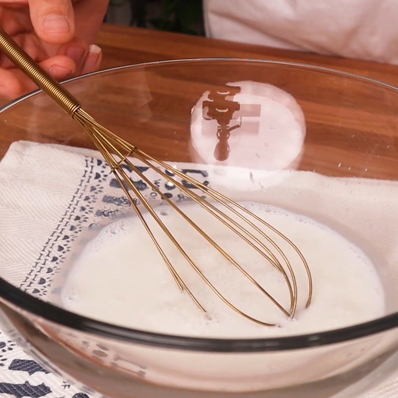 Bước 1 Đánh bơ sữa Bánh crepe ngàn lớp hoa hồng