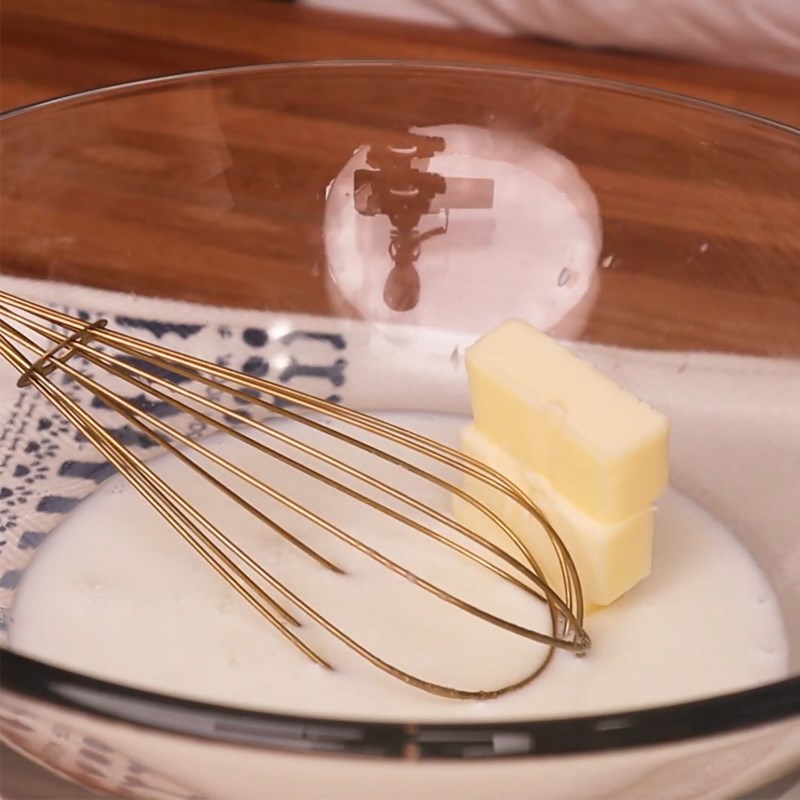 Bước 1 Đánh bơ sữa Bánh crepe ngàn lớp hoa hồng
