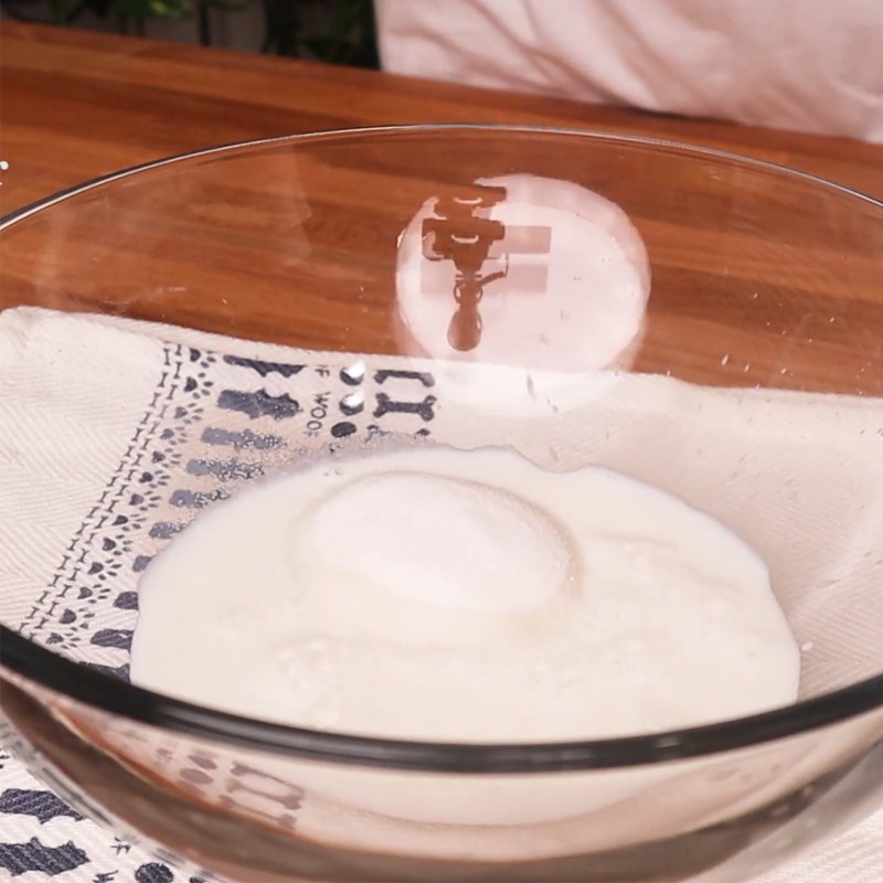 Bước 1 Đánh bơ sữa Bánh crepe ngàn lớp hoa hồng